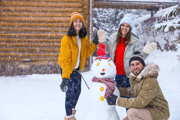 Amigos Felizes Com Boneco Neve Livre Dia Nevado Férias Inverno — Fotografia de Stock
