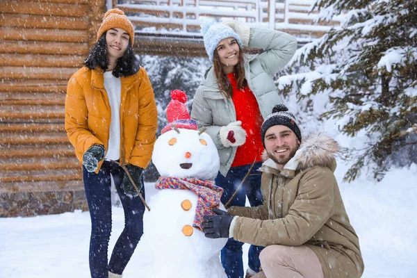 Karlı Bir Günde Dışarıda Kardan Adam Mutlu Arkadaşlar Kış Tatili — Stok fotoğraf