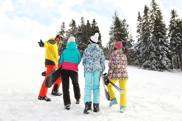 Grupo Amigos Con Equipo Montañas Nevadas Vacaciones Invierno —  Fotos de Stock