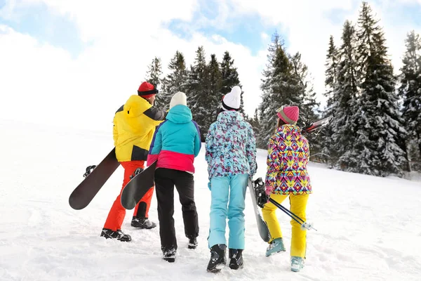 雪の山の中で機器と友達のグループ 冬休み — ストック写真