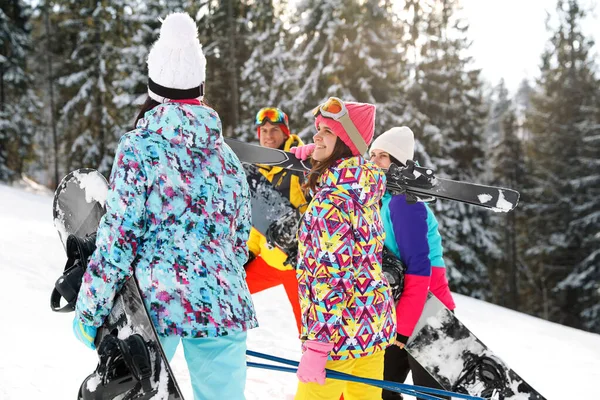 Gruppo Amici Con Attrezzatura Sulle Montagne Innevate Vacanze Invernali — Foto Stock