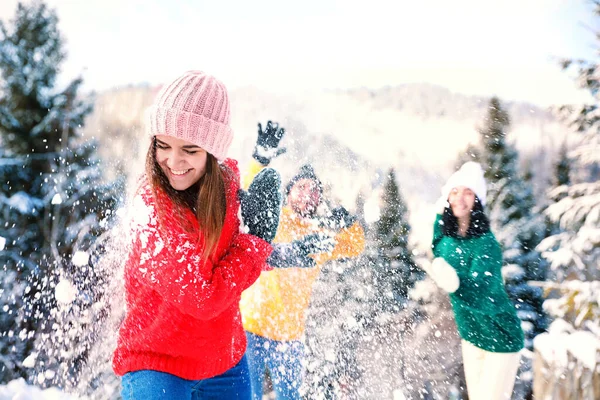 Счастливые Друзья Играют Снежки Улице Зимние Каникулы — стоковое фото