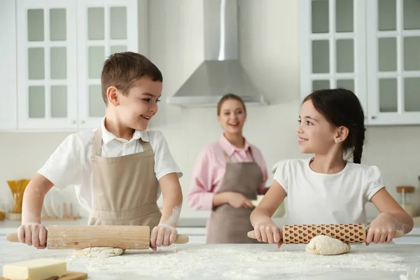 Felice Famiglia Cucina Insieme Cucina Casa — Foto Stock