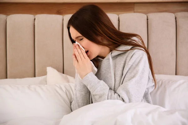 生病的年轻女子在家里卧床休息 流感病毒 — 图库照片