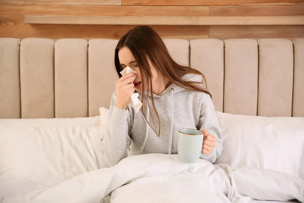 Nemocná Mladá Žena Šálkem Horkého Nápoje Doma Posteli Virus Chřipky — Stock fotografie