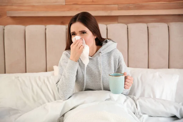 Wanita Muda Sakit Dengan Secangkir Minuman Panas Tempat Tidur Rumah — Stok Foto