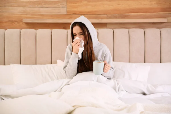 Άρρωστη Νεαρή Γυναίκα Ζεστό Ρόφημα Στο Κρεβάτι Στο Σπίτι Ιός — Φωτογραφία Αρχείου