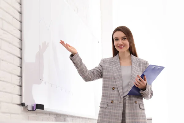 Professionele Business Trainer Buurt Van Whiteboard Kantoor — Stockfoto