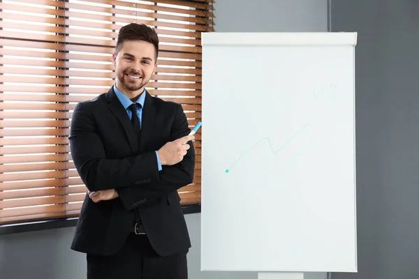 Pelatih Bisnis Profesional Dekat Flip Chart Kantor — Stok Foto