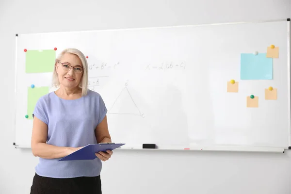 Reifer Lehrer Mit Klemmbrett Der Nähe Von Whiteboard Modernen Klassenzimmer — Stockfoto