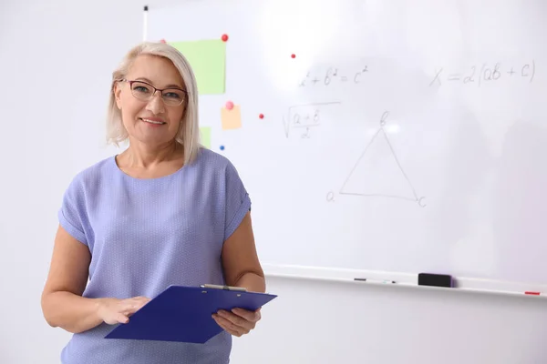 Insegnante Maturo Con Appunti Vicino Lavagna Classe Moderna Spazio Testo — Foto Stock