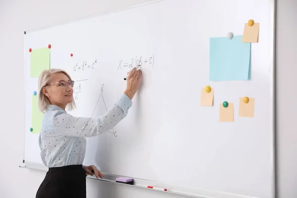 Mature Teacher Writing Whiteboard Modern Classroom — Stock Photo, Image