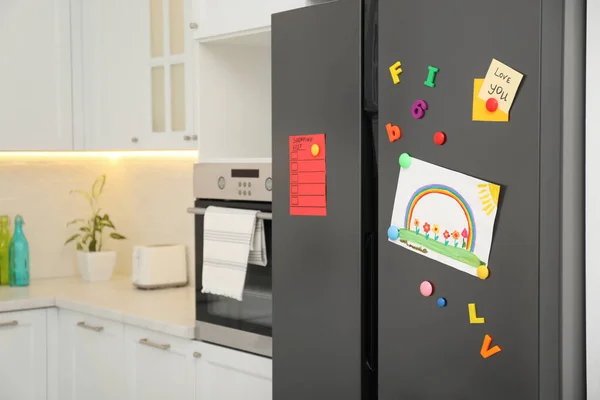 Сучасний Холодильник Дитячим Малюнком Нотами Магнітами Кухні Простір Тексту — стокове фото