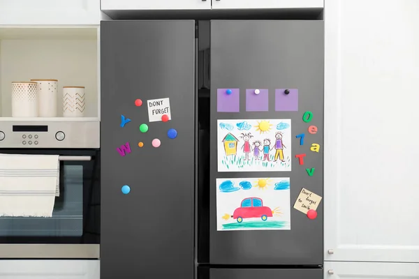 Μοντέρνο Ψυγείο Παιδικά Σχέδια Νότες Και Μαγνήτες Στην Κουζίνα — Φωτογραφία Αρχείου