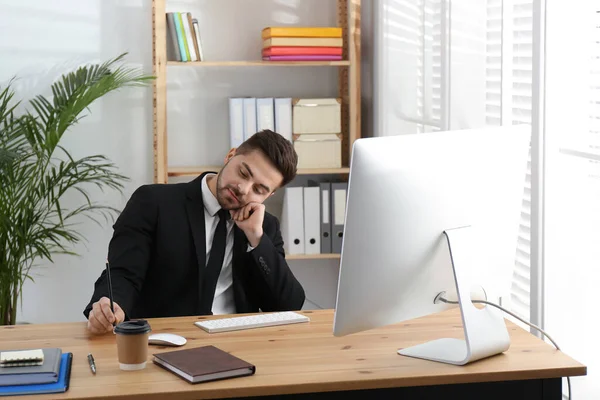 Empregado Preguiçoso Brincando Com Lápis Mesa Escritório — Fotografia de Stock