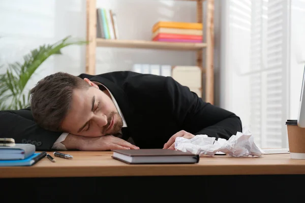 Empregado Preguiçoso Dormindo Mesa Escritório — Fotografia de Stock