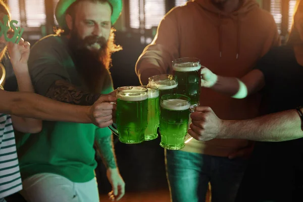 Grupo Amigos Brindar Com Cerveja Verde Pub Close Celebração Dia — Fotografia de Stock