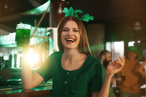Młoda Kobieta Szklanką Zielonego Piwa Pubie Święto Patryka — Zdjęcie stockowe