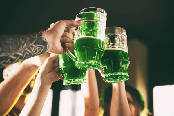 Grupo Amigos Brindando Con Cerveza Verde Pub Primer Plano Celebración —  Fotos de Stock