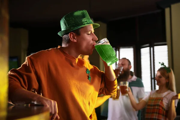 Homme Buvant Bière Verte Pub Célébration Saint Patrick — Photo