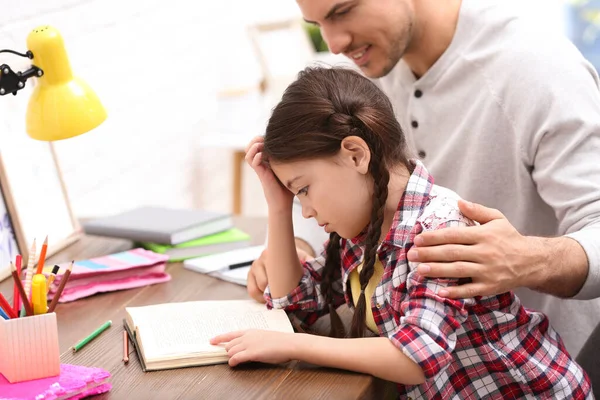 Hombre Ayudando Hija Con Tarea Mesa Interior — Foto de Stock