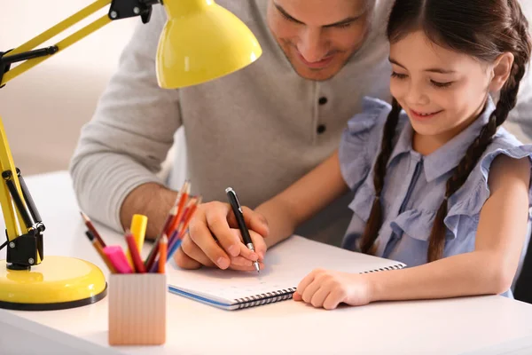 Mann Hilft Seiner Tochter Bei Hausaufgaben Tisch — Stockfoto