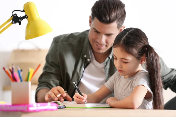 Hombre Ayudando Hija Con Tarea Mesa Interior — Foto de Stock