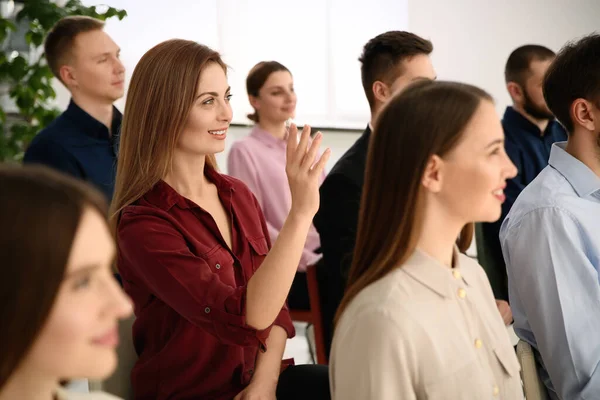 Mujer Levantando Mano Para Hacer Preguntas Formación Empresarial Interiores — Foto de Stock