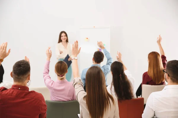 Les Gens Levant Main Pour Poser Des Questions Formation Entreprise — Photo