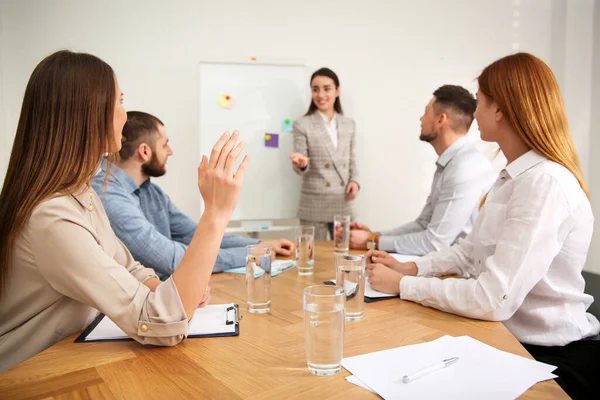 Jonge Vrouw Steekt Hand Vragen Stellen Bij Business Training Vergaderzaal — Stockfoto