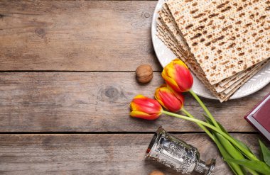 Tahta masa üzerinde sembolik Pesach (Hamursuz Bayramı Seder) öğeleri ile düz kompozisyon, metin için boşluk