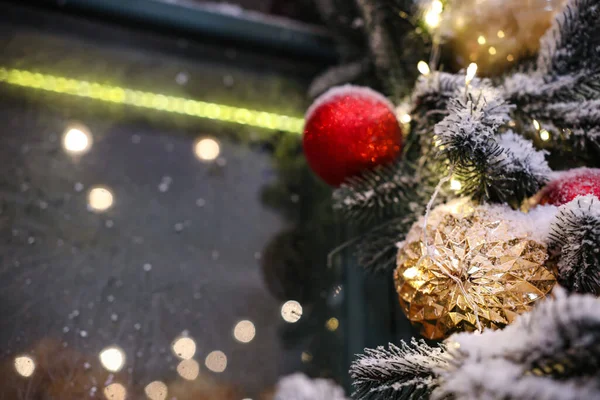 Hermosa Guirnalda Decorativa Con Bolas Navidad Sobre Fondo Borroso Primer —  Fotos de Stock