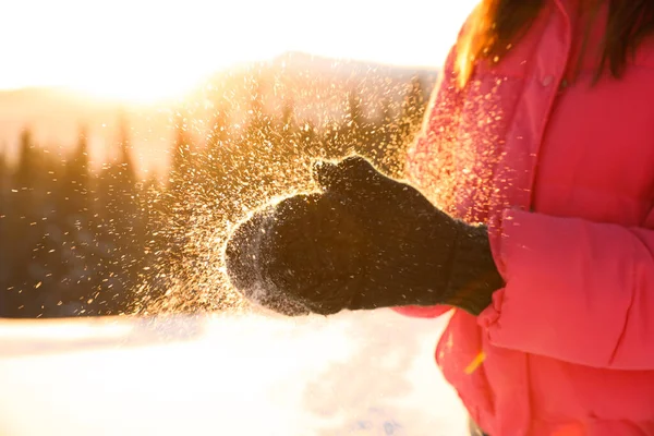Mujer Joven Divirtiéndose Aire Libre Día Invierno Nevado Primer Plano — Foto de Stock