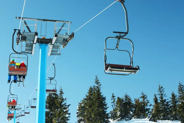 Personas Que Utilizan Telesilla Estación Esquí Montaña Vacaciones Invierno — Foto de Stock