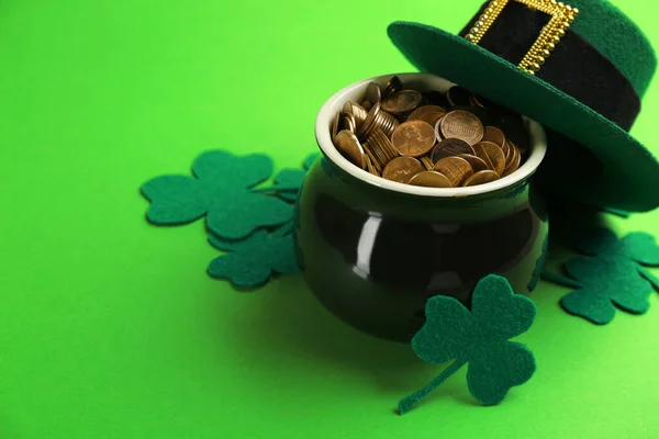 Pot Gold Coins Hat Clover Leaves Green Background Space Text — Stock Photo, Image