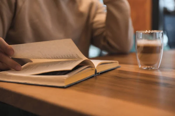 Человек Книгой Чтения Кофе Деревянным Столом Крупным Планом — стоковое фото