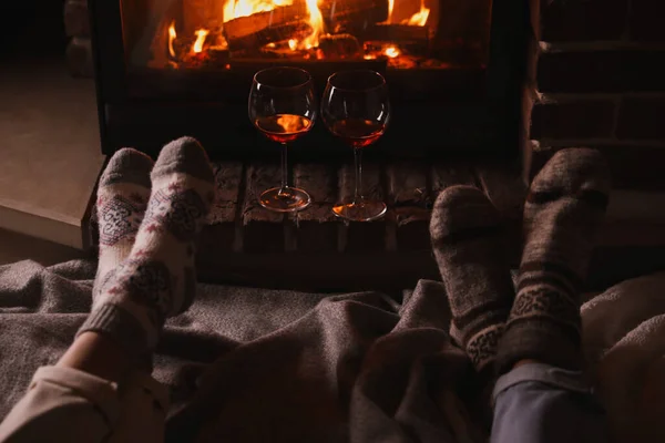 Couple Glasses Red Wine Burning Fireplace Closeup — Stock Photo, Image