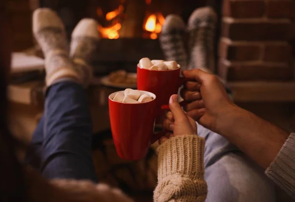 Charmant Couple Avec Cacao Sucré Près Cheminée Intérieur Gros Plan — Photo