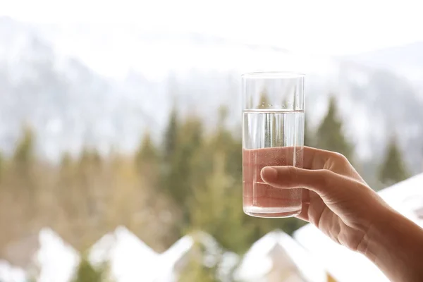 Mujer Sosteniendo Vaso Agua Aire Libre Mañana Invierno Primer Plano — Foto de Stock