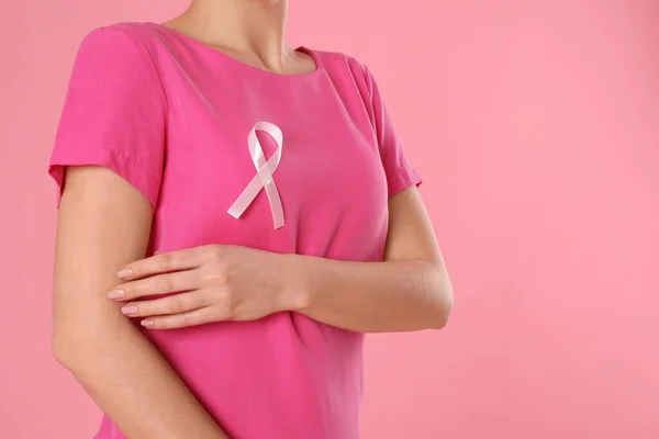 Kvinna Med Rosa Bandet Färg Bakgrunden Närbild Medvetenhet Bröstcancer — Stockfoto