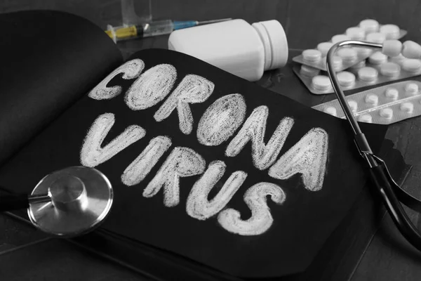 Notizblock Mit Den Worten Coronavirus Stethoskop Und Medikamente Auf Grauem — Stockfoto
