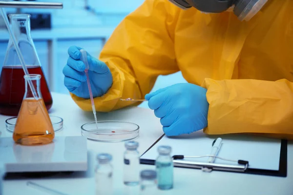 Científico Traje Protector Químico Que Gotea Reactivo Placa Petri Laboratorio — Foto de Stock