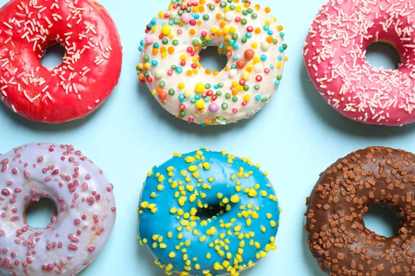 Deliciosos Donuts Envidraçados Fundo Azul Claro Flat Lay — Fotografia de Stock