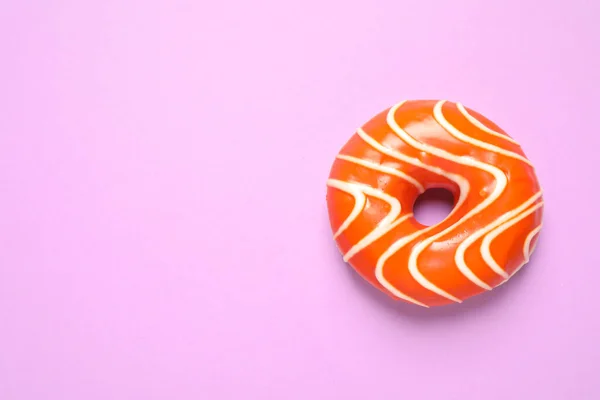 Вкусный Пончик Глазурью Сиреневом Фоне Вид Сверху Пространство Текста — стоковое фото