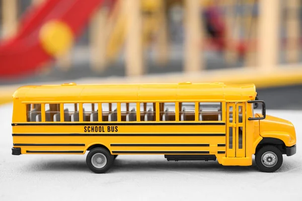 Żółty Autobus Szkolny Zabawki Niewyraźne Tło Transport Dla Studentów — Zdjęcie stockowe