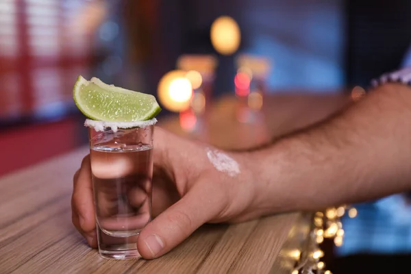 Man Med Skott Mexikansk Tequila Bar Närbild — Stockfoto