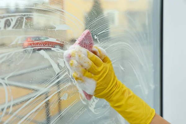 Vrouw Schoonmaken Raam Met Spons Thuis Close — Stockfoto