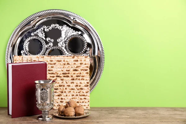 Symbolisk Pesach Pesach Seder Objekt Träbord Mot Grön Bakgrund Utrymme — Stockfoto