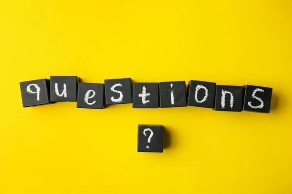 Preguntas Word Marca Consulta Con Cubos Negros Sobre Fondo Amarillo —  Fotos de Stock