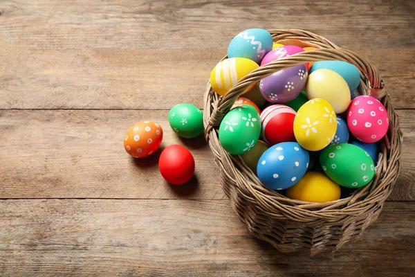 Ahşap Arka Planda Renkli Paskalya Yumurtaları Metin Için Boşluk — Stok fotoğraf